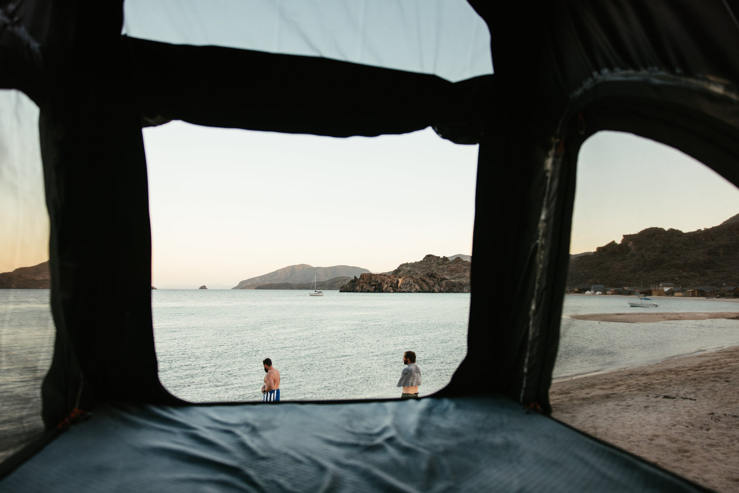 ROAM The Desperado Hardshell Rooftop Tent